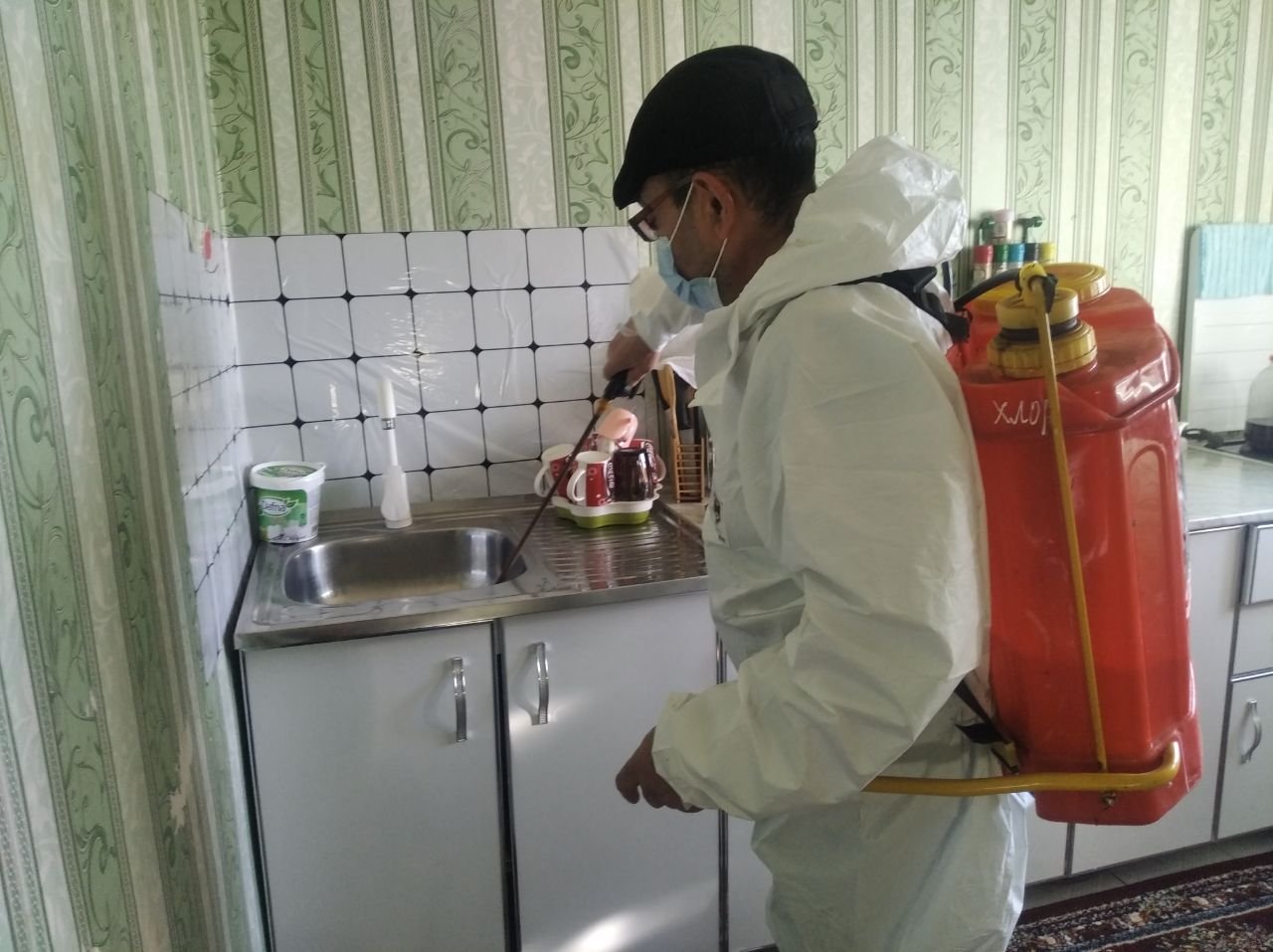 Sanitariya-epidemiologik osoyishtalik va jamoat salomatligi qo’mitasi Xorazm viloyat boshqarmasi Xiva shahar bo`limi hodimlari tomonidan Lolazor mahallasi VGA kasalligi o’chog’ida o’tkazilgan dezinfeksiya tadbirlari.