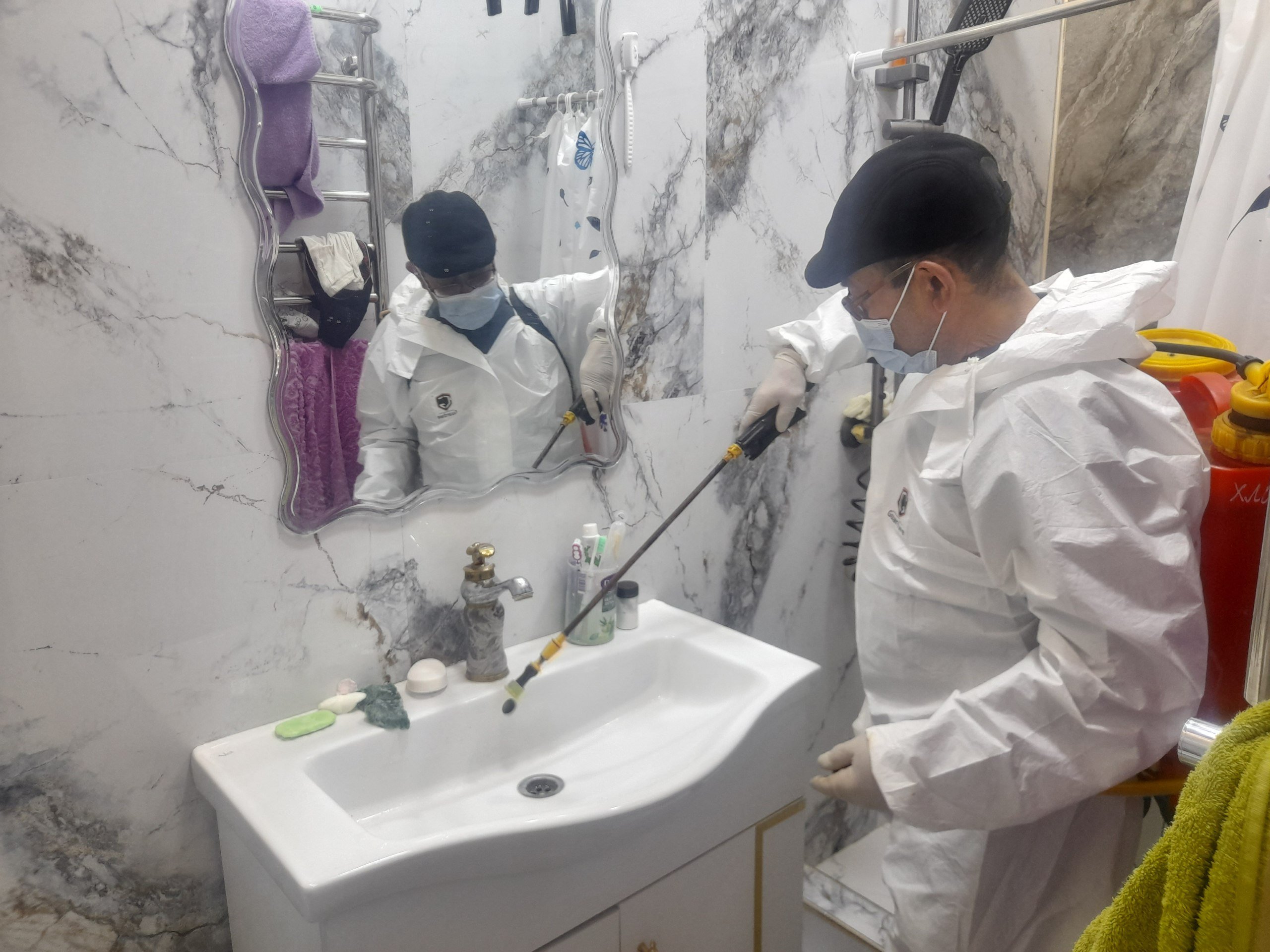 Sanitariya-epidemiologik osoyishtalik va jamoat salomatligi qo’mitasi Xorazm viloyat boshqarmasi Xiva shahar bo`limi hodimlari tomonidan Mevaston mahallasi mikrosporiya kasalligi o’chog’ida o’tkazilgan dezinfeksiya tadbirlari