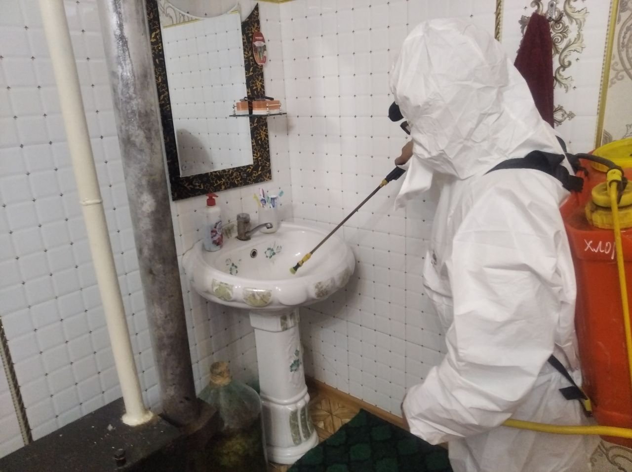 Sanitariya-epidemiologik osoyishtalik va jamoat salomatligi qo’mitasi Xorazm viloyat boshqarmasi Xiva shahar bo`limi hodimlari tomonidan Binokor mahallasi VGA kasalligi o’chog’ida o’tkazilgan dezinfeksiya tadbirlari